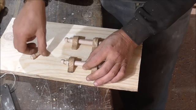 Защелка из дерева