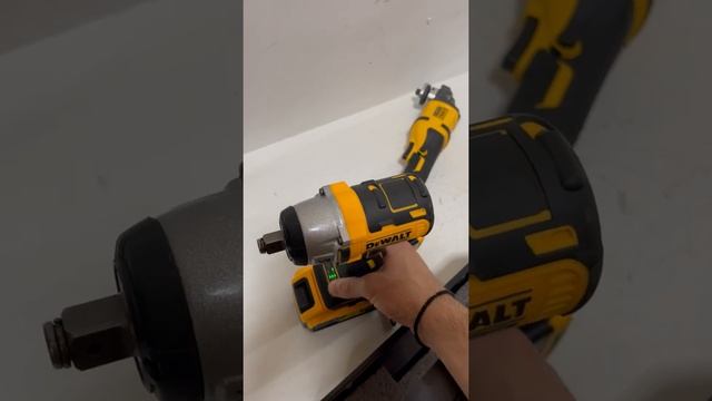 Аккумуляторный Гайковёрт DeWalt + УШМ смотреть онлайн