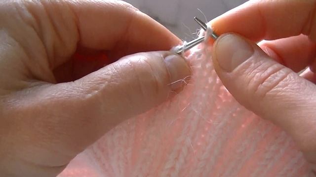 СТИЛЬНАЯ ТРЕНДОВАЯ ШАПКА ИЗ ПРЯЖИ ПУХ НОРКИ. ДВОЙНАЯ ШАПКА РЕЗИНКОЙ 2*2 СПИЦАМИ. смотреть онлайн