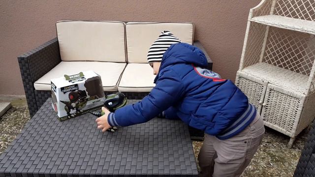 ZOOMER CHOMPLINGZ 'HYJINX' Dino Динозавр ловит кости и кусается смотреть онлайн