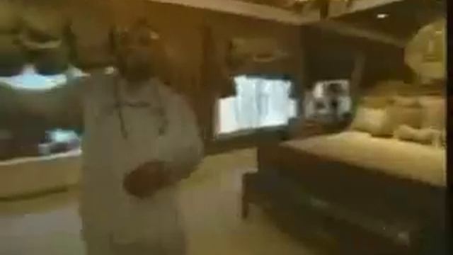 Рой Джонс показывает как скромно он живет смотреть онлайн