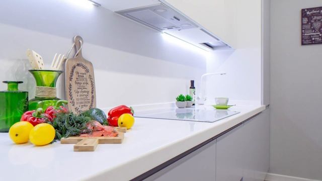 Кухня в белых тонах: отзыв клиента о компании «Кухонный Двор» смотреть онлайн