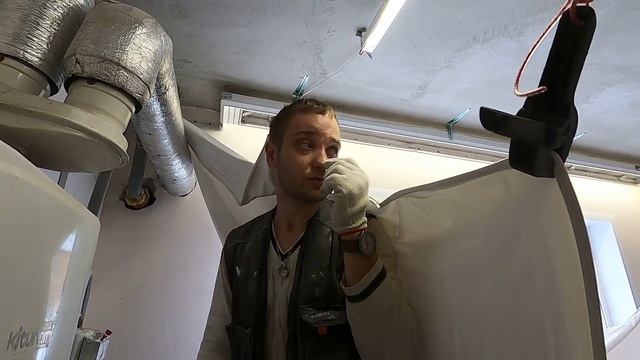 Красивый парящий натяжной потолок с световыми линиями, скрытым карнизом и скрытым обходом трубы смотреть онлайн