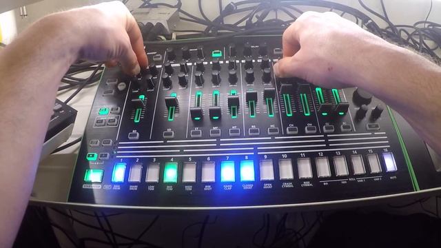 Roland AIRA TR8 808 Bass Drum Tune Melody Jam смотреть онлайн