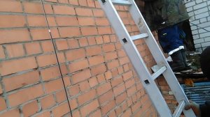 Провод СИП по-фасаду здания. Крепеж в стену.