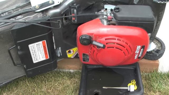 How to change the lawnmower's engine oil смотреть онлайн