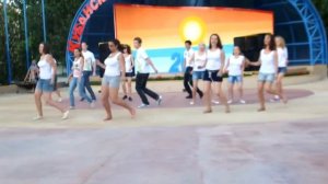 Танцы под песню улыбайся(2)