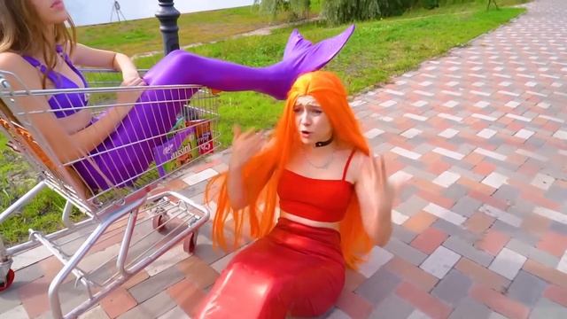 Русалка Попала В Больницу Вампиров || Бедная VS Богатая Русалка смотреть онлайн