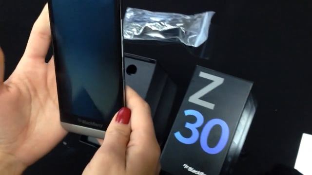 Распаковка BLACKBERRY Z30 // КОМПЛЕКТАЦИЯ - ОБЗОР