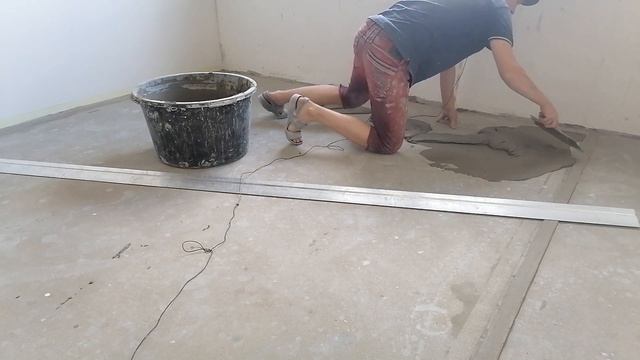 Процесс выравнивания пола плиточным клеем. Выравнивание пола под ламинат плиточным клеем. смотреть онлайн