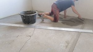 Процесс выравнивания пола плиточным клеем. Выравнивание пола под ламинат плиточным клеем.