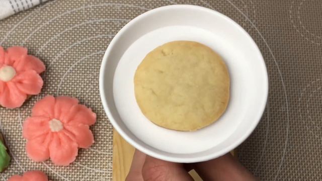 Mini leaf and flower cookie piping tutorial - Easy spring cookies bouquet смотреть онлайн