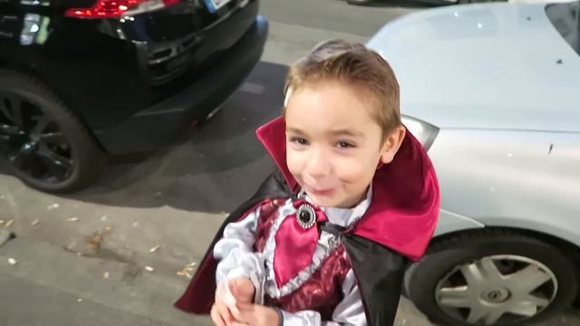 VLOG - CHASSE AUX BONBONS D’HALLOWEEN - Des Bonbons ou un Sort ?! Trick or Treat смотреть онлайн
