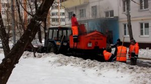 Трактор с прицепным гудронатором, укладка асфальта в Ховрино