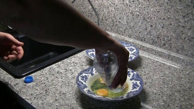 Лайфхак. Как отделить желток от белка. смотреть онлайн