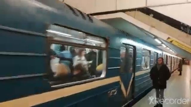 Отправление поезда метро Боинг со станции Технологический институт. смотреть онлайн