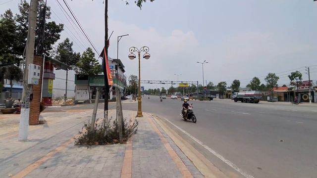 Enjoy alone at Social isolation time in Hiep Thanh Park, Thu Dau Mot City (2020) смотреть онлайн