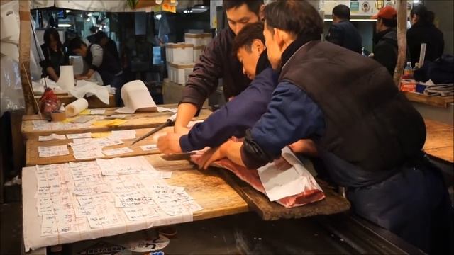 Рыбный рынок в Токио: разделка и продажа тунцов. 築地市場, Tsukiji Shijō смотреть онлайн