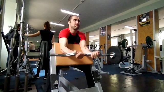 армрестлинг / только начал / 4 ый раз за столом смотреть онлайн