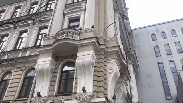 Последствия обрушения лепнины с фасада дома на Страстном бульваре, 7 в Москве смотреть онлайн