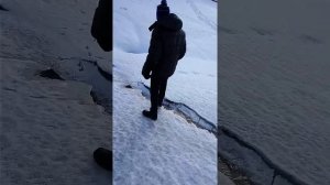 Шок!!! 18+!!! Шокируещие видео !!!Пацан проваливается под лёд на реке