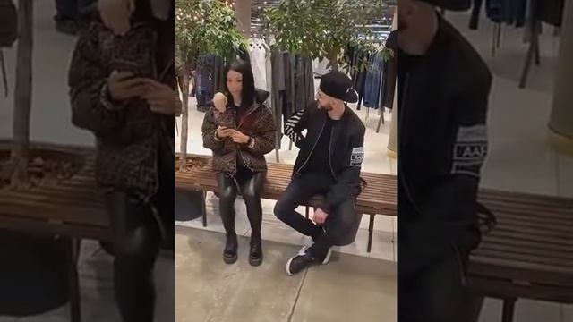 Два мужика напугали девушку до смерти! :) смотреть онлайн