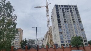 Пенза, работа башенного крана КБ-503. ЖК Фаворит. Август 2021 года.