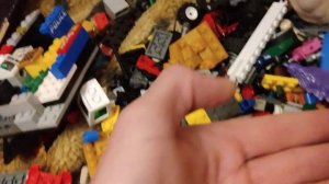 Купили много деталей конструктора лего и рассматриваем их