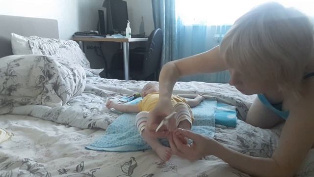 КАК ПОДСТРИЧЬ НОГТИ МЛАДЕНЦУ / УХОД ЗА НОВОРОЖДЕННЫМ смотреть онлайн