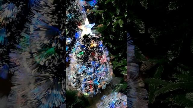 Искусственная елка с гирляндой. смотреть онлайн