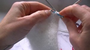 ВЯЖЕМ ВАРЕЖКИ  ПОПУЛЯРНЫМ УЗОРОМ РЕЗИНКОЙ ПАТРОНТАШ ИЗ ПРЯЖИ ПУХ НОРКИ. КОМПЛЕКТ ШАПКА + ВАРЕЖКИ.