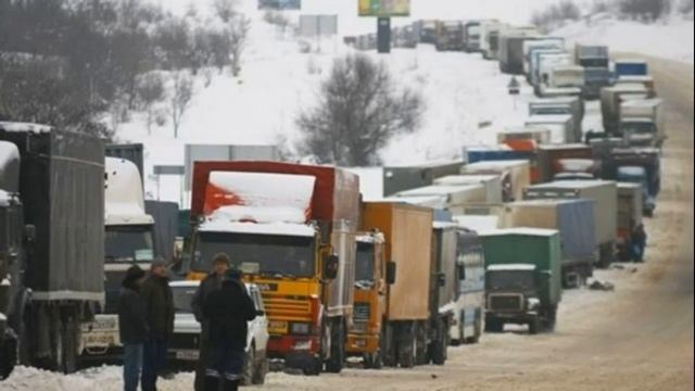 Ситуация на границе Беларуси накалилась! Дальнобойщики вышли на дорогу! 5,5 тысяч фур в пробке! смотреть онлайн