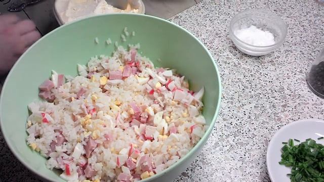 Салат с кукурузой рисом, крабами и ветчиной смотреть онлайн