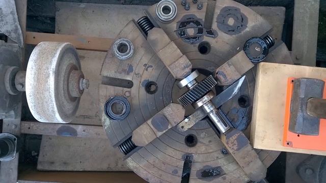 Установка нового подшипника на вал в 4-х кулачковом токарном патроне. смотреть онлайн