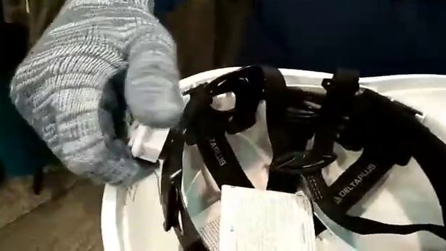 Защитная каска из термопластика АБС в виде бейсболки с козырьком смотреть онлайн