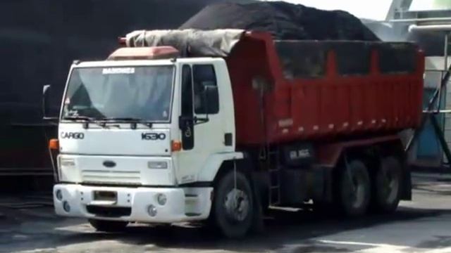 FORD CARGO BASCULANTE EM BAIXO DA USINA DA PEDRIX CARREGADO DE MASSA ASFALTICA смотреть онлайн