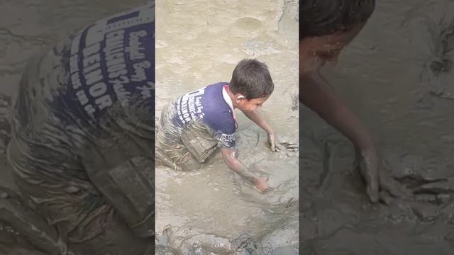 Fishing videos || Little Boy Mud Fishing videos | Best Fishing videos смотреть онлайн