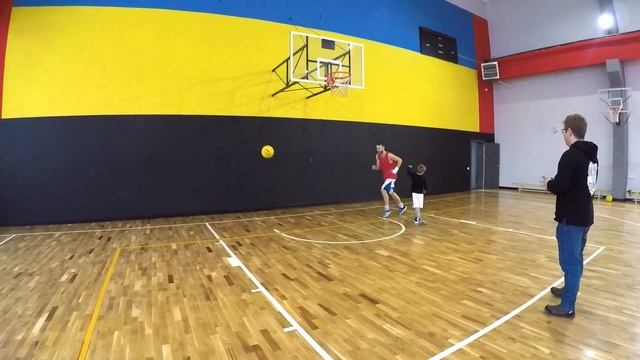 №175 - 1-й раз бросаем в большое кольцо с сопротивлением // Тренировка по баскетболу в 5 лет смотреть онлайн