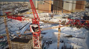 ЯРКИЙ ВЕЛИКАН! Башенный кран QTZ-250. Солнечный зимний день. Люблинский парк. Tower crane