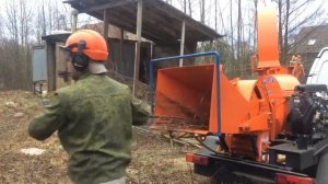 Прицепная рубительная машина, измельчитель веток, wood chipper, дробилка древесины ПРМ200Г в работе