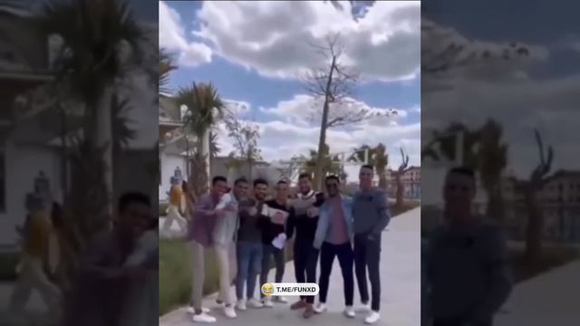 Как мужчины заводят новых друзей😁