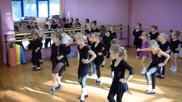 Ягодки учатся танцевать Польку смотреть онлайн