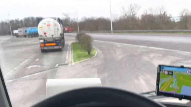 беженцы во ФРАНЦИИ ПОРЕЗАЛИ ТЕНТ