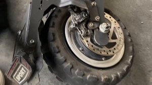 Как заменить покрышку на Электро самокате Куго м5  , заднее колесо