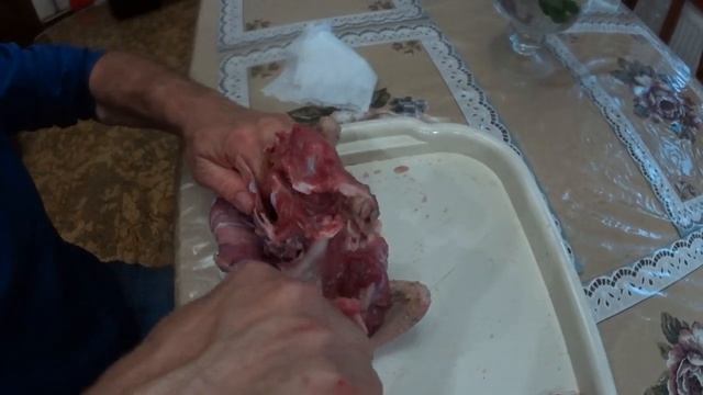УТКА И КУРИЦА БЕЗ КОСТЕЙ, ФАРШИРОВАННЫЕ И ЗАПЕЧЁННЫЕ В ДУХОВКЕ. смотреть онлайн