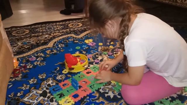 Лиза собирает из мягких пазлов коврик смотреть онлайн