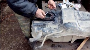 Mitsubishi Lancer X_Ремонт шпилек на баке, крепление топливного насоса_