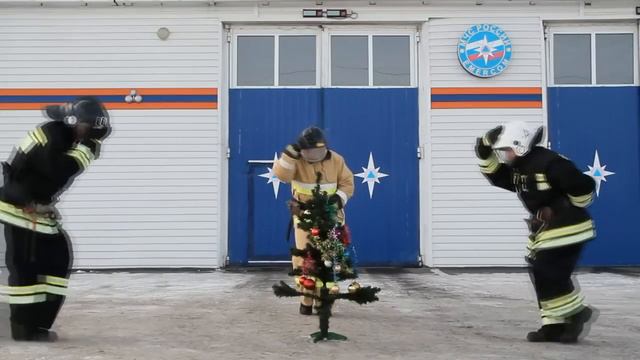 Танцующие пожарные на Новый Год смотреть онлайн