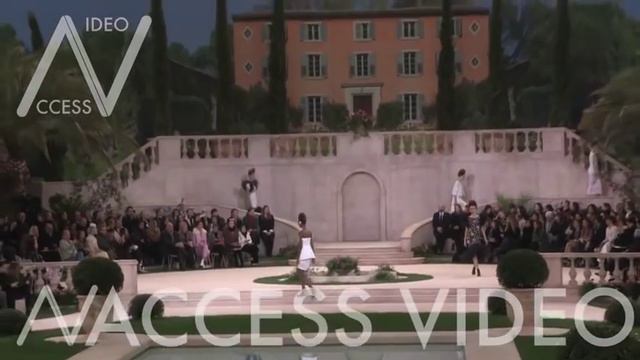 Kaia Gerber and fellow models on the runway for the Chanel HC Fashion Show смотреть онлайн