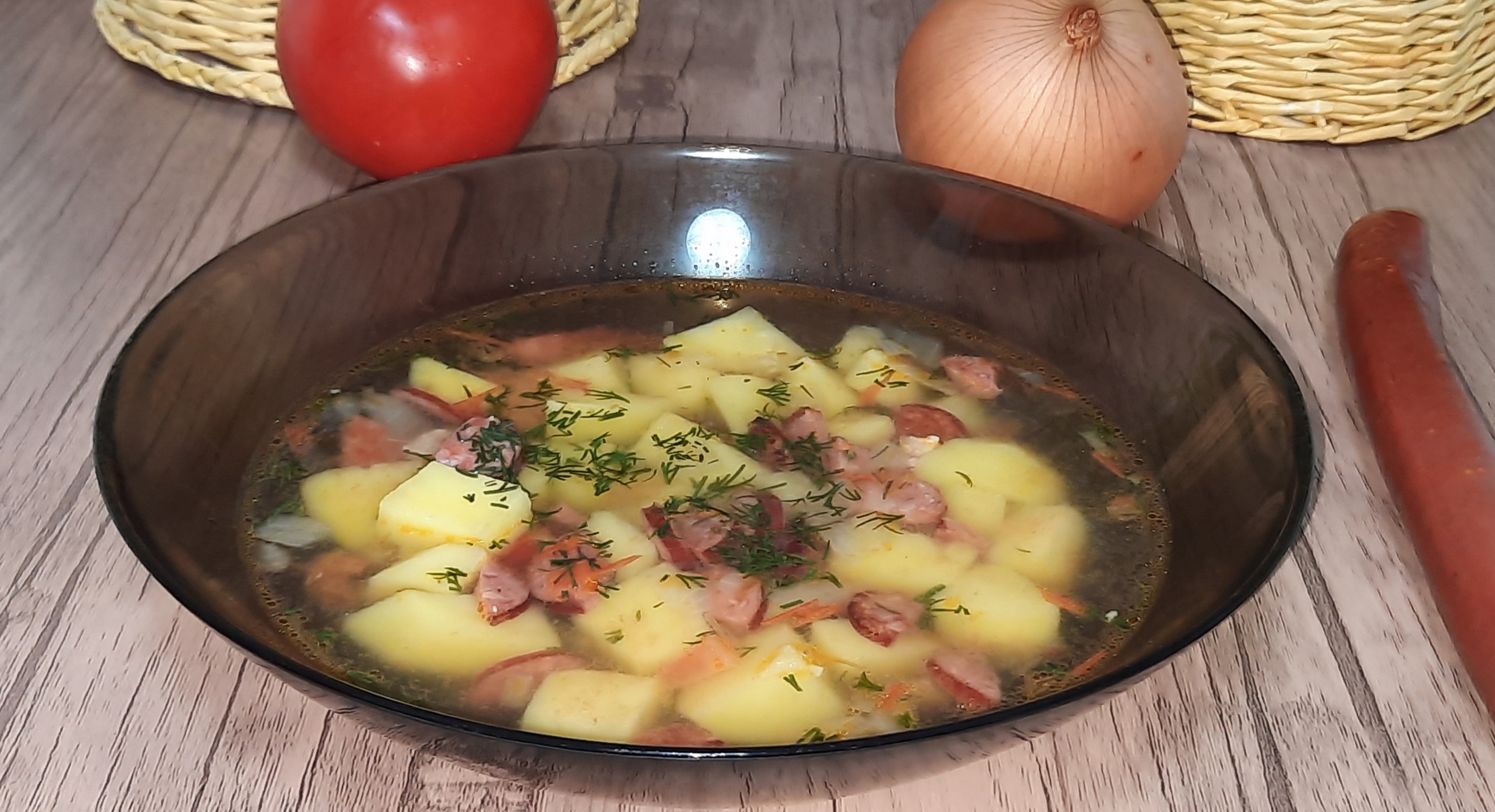 Суп с копчеными колбасками.